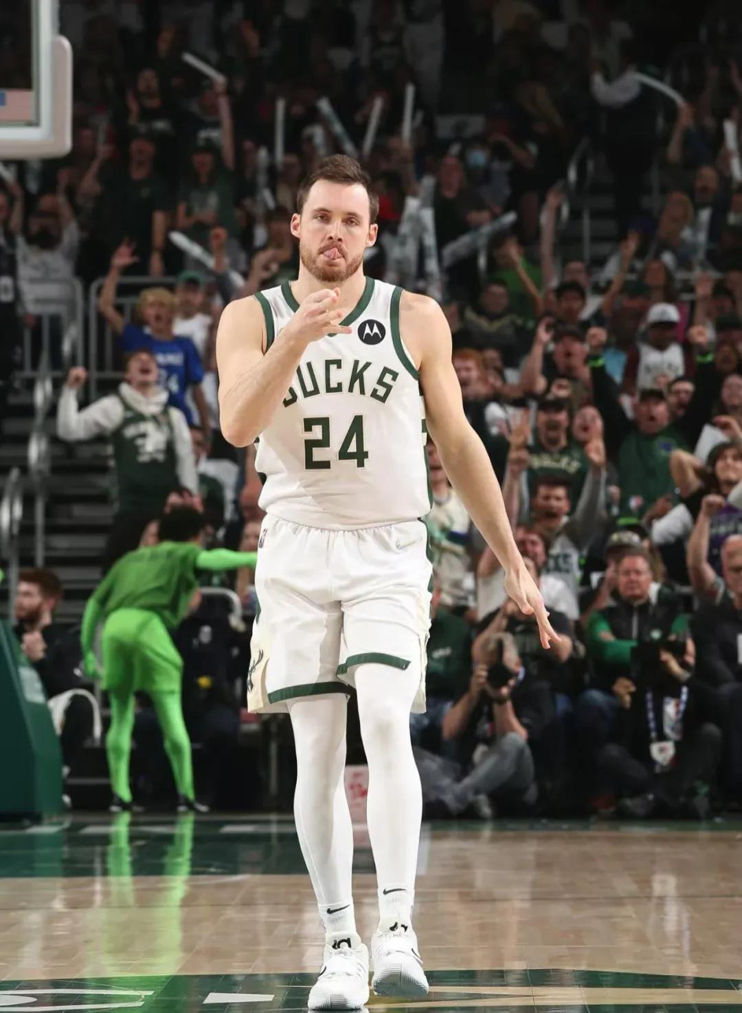 雄鹿队席卷联盟，主帅宣扬团结之道，战绩斐然